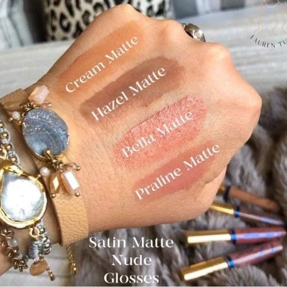 Moisturizing Gloss in Tons of Colors. Contains Vitamin E and Shea Butter - Picture 6 of 15